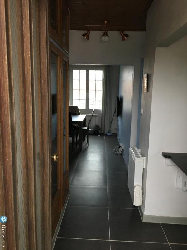 Entr, sur la droite, la cuisine 