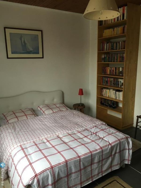 Chambre sur jardin, une bibliothque, avec environ 300 livres,  votre disposition