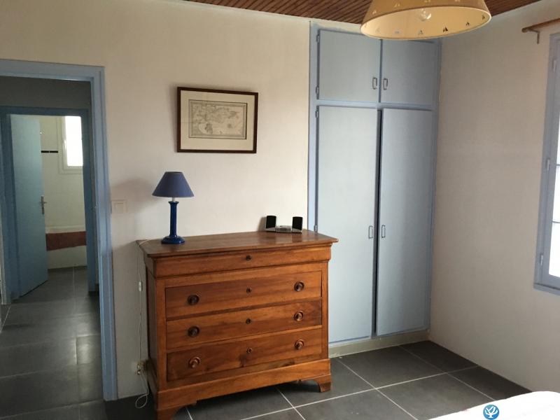 Grand placard et commode de la chambre sur jardin et en arrire plan l\'entre et la salle de bain