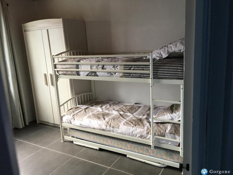 Chambre ct mer, sous les 2 lits superposs, un troisime lit se dplie trs facilement