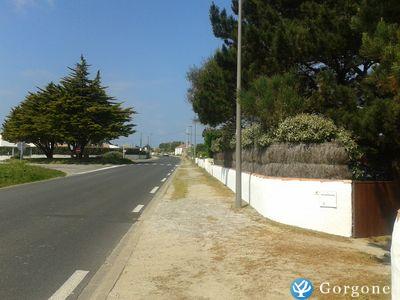 marion en retrait sur terrain arborant  la D5 / route menant au port de l\'Herbaudire 